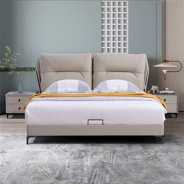 Cama king size do quarto de hotel com estrutura de madeira e couro estofado